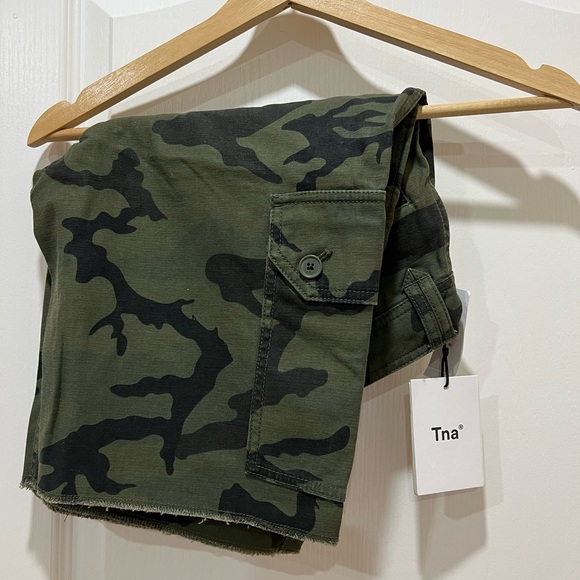 BRAND NEW WITH TAGS CARGO SHORTS FROM ARITZIA - Picture 2 of 5